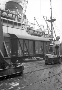 854054 Afbeelding van goederenwagens op een kade in de haven van Rotterdam.